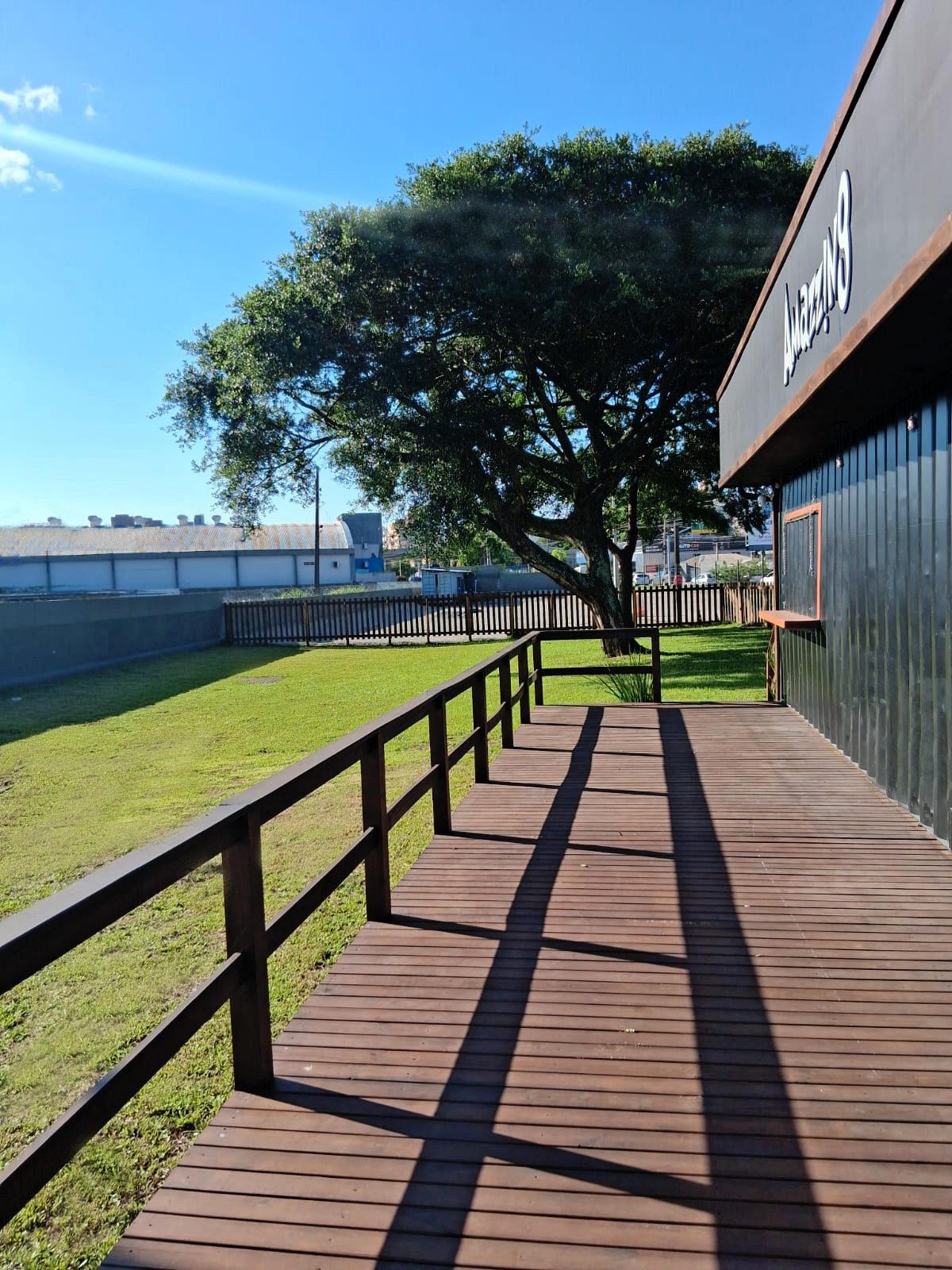 Área externa com deck e jardim da Amazzing